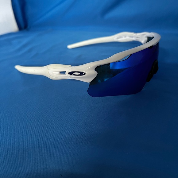 Oakley Blue and White Sunglasses - Picture 4 of 7